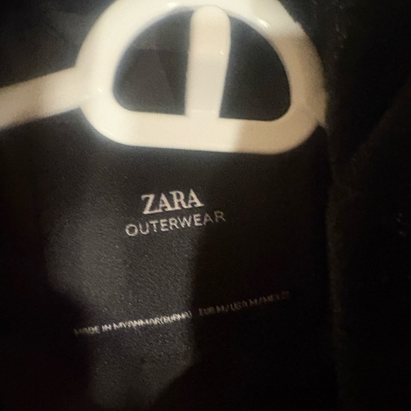 ZARA Women's Black Puffer Jacket - Picture 2 of 3